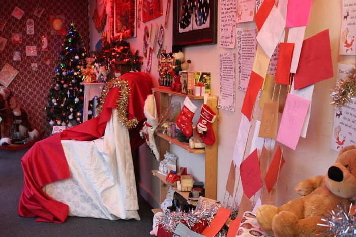 Christmas Comes Alive In Dunston At Grand Unveiling Of St Oswald S Shop Window I Love Newcastle