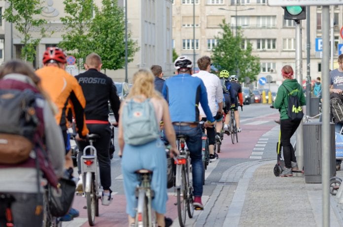 cyclists-4242229_1280-2