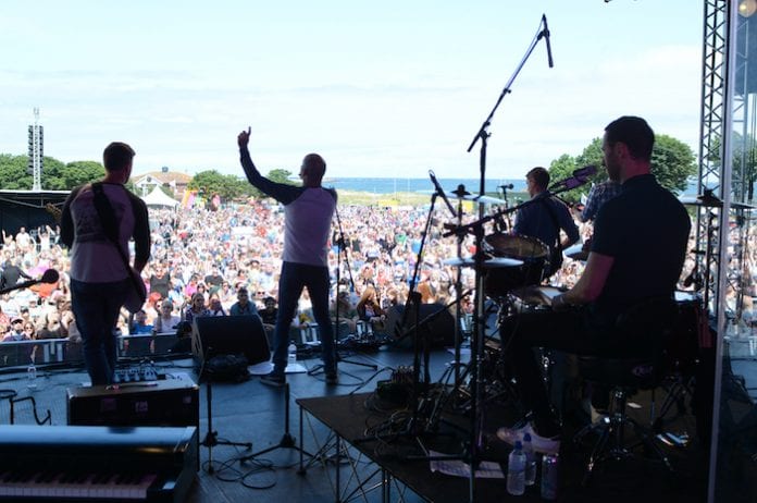 Sun shines on crowds at South Tyneside Festival